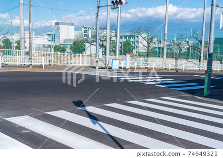 重新粉刷的人行橫道 重新粉刷的人行橫道 74649321