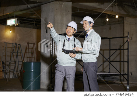 工人在建築工地工作 74649454