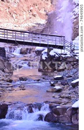 Jigokudani Fountain and Yokoyu River Flow Jigokudani Fountain and Yokoyu River Flow 74649905