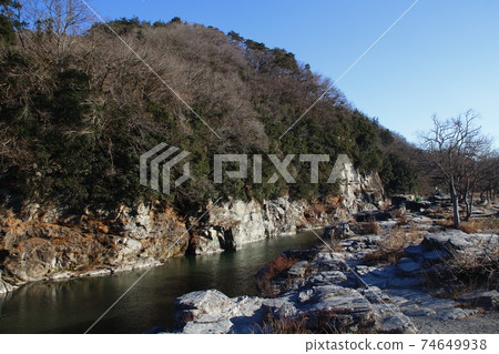 在冬季長崎山谷 74649938
