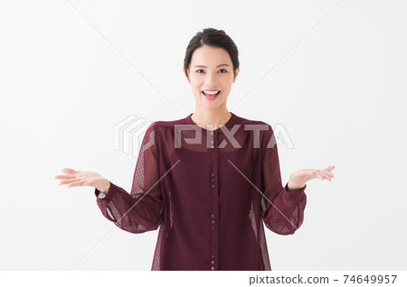一個女人張開雙臂的照片 一個女人張開雙臂的照片 74649957