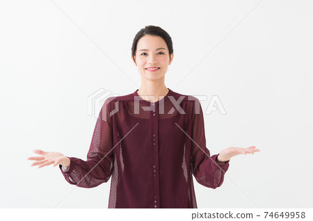 一個女人張開雙臂的照片 一個女人張開雙臂的照片 74649958