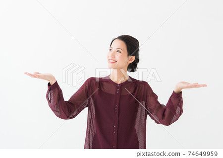 女性在她20多歲的白色背景 74649959