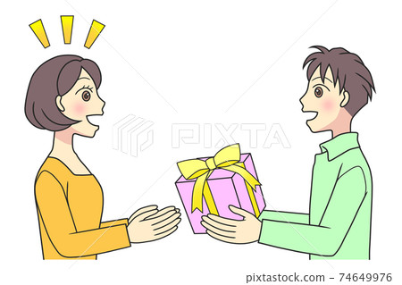 年輕夫婦給禮物 74649976