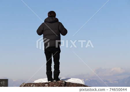 在山頂上一個男人的背影 74650044