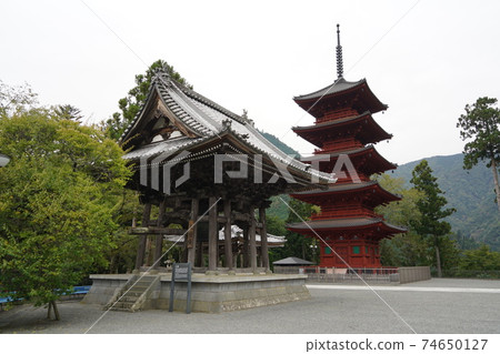 它是鎌倉時代由日蓮聖人開闢的廟宇，是日蓮教派的主廟。 （中山山寬治寺 74650127