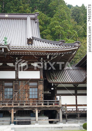 It is a temple opened by Nichiren saints during the Kamakura period and is the head temple of the Nichiren sect. (Kuonji Temple, Minobu) 74650578