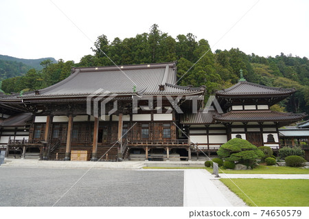 It is a temple opened by Nichiren saints during the Kamakura period and is the head temple of the Nichiren sect. (Kuonji Temple, Minobu) 74650579