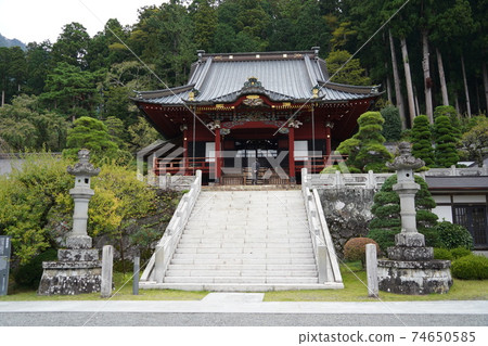 It is a temple opened by Nichiren saints during the Kamakura period and is the head temple of the Nichiren sect. (Kuonji Temple, Minobu) 74650585