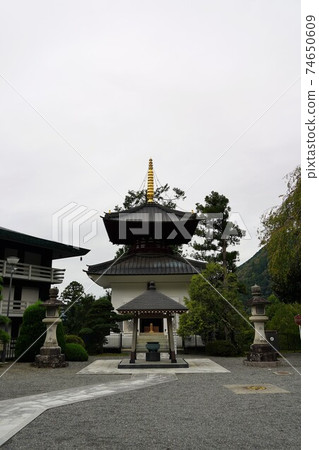 It is a temple opened by Nichiren saints during the Kamakura period and is the head temple of the Nichiren sect. (Kuonji Temple, Minobu) 74650609
