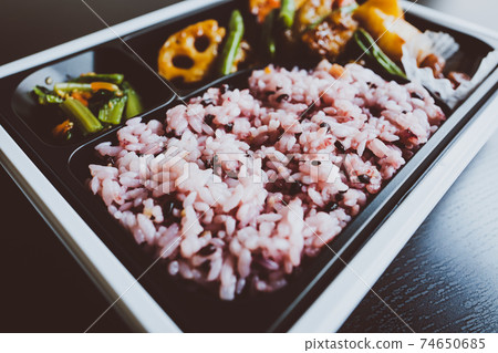 便當16粒米飯配蔬菜和黑醋 74650685