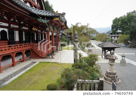 It is a temple opened by Nichiren saints during the Kamakura period and is the head temple of the Nichiren sect. (Kuonji Temple, Minobu) 74650749