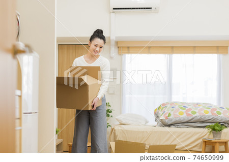 移動的年輕女子 74650999