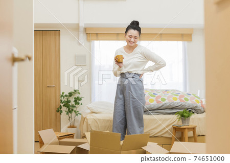 移動的年輕女子 74651000