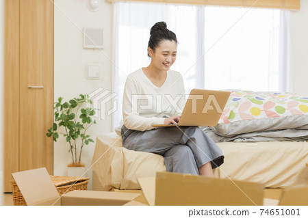 移動的年輕女子 74651001