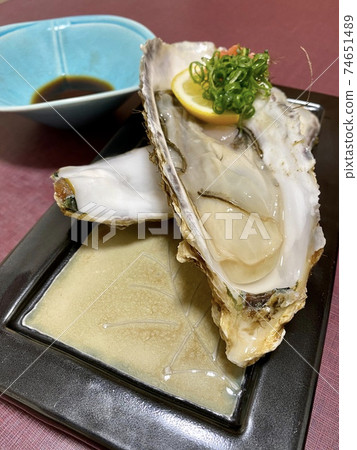 Have raw oysters with ponzu sauce Have raw oysters with ponzu sauce 74651489