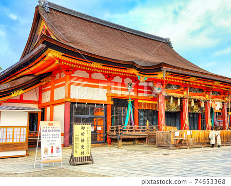 Main shrine of Kyoto Yasaka Shrine 74653368