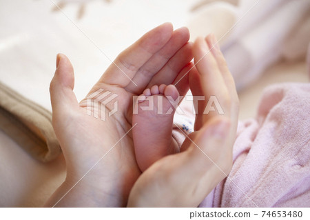 新生兒腳和母親的手 新生兒腳和母親的手 74653480