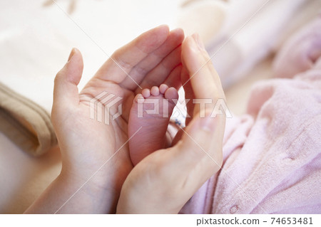 新生兒腳和母親的手 新生兒腳和母親的手 74653481