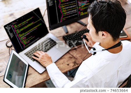 Teleworking IT engineer 74653664