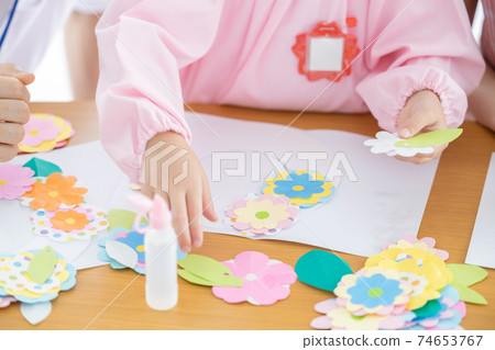 育兒圖像：一個工作的女孩和一個育兒工人（手頭） 74653767