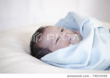 Baby to give up for the first time Baby to give up for the first time 74654489