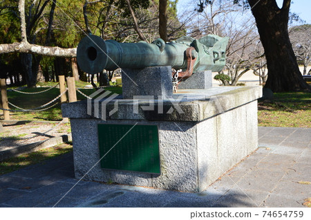 Breech-loading swallow (replica) (Usuki Castle Ruins / Usuki City, Oita Prefecture) Breech-loading swallow (replica) (Usuki Castle Ruins / Usuki City, Oita Prefecture) 74654759