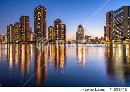 《Tokyo》 Night view of Tokyo Tower Mansion, Tsukudajima 74655028