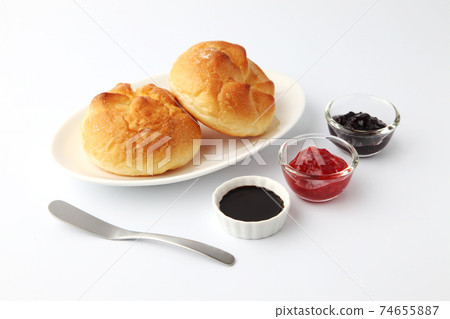 黃油卷麵包果醬板白色背景上 黃油卷麵包果醬板白色背景上 74655887