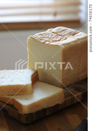Self-cut 2-loaf square bread made from domestic wheat 74656170