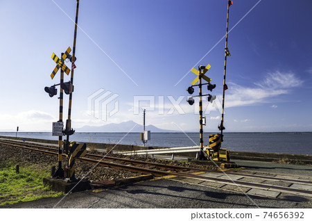 湛藍的天空中的白云三角形線的交匯處，您可以看到有明海的藍色海洋 74656392