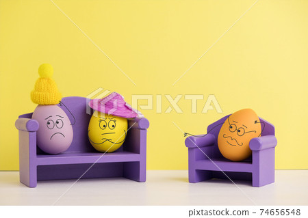 Couple at a psychologist. Easter holiday concept with cute eggs with funny faces. Different emotions and feelings. Mental health in the family Couple at a psychologist. Easter holiday concept with cute eggs with funny faces. Different emotions and feelings. Mental health in the family 74656548