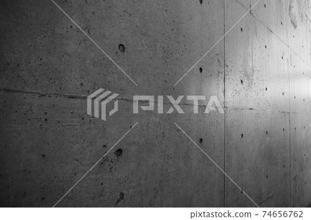 Exposed concrete wall, diagonal perspective, monochrome dark 74656762