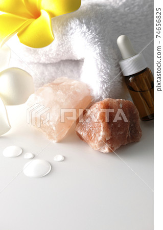 Image shooting of spas and beauty treatment salons using rock salt, aroma oil, white towels, and plumeria flowers (white background) 74656825