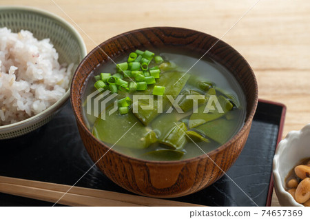 Raw mekabu miso soup 74657369