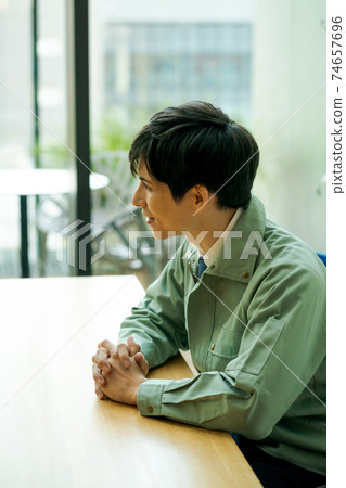 在野外工作服在辦公室工作的男人 74657696