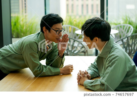 上班族穿著工作服和領帶的謠言 74657697