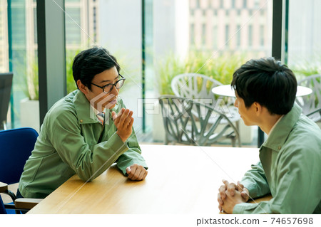 上班族穿著工作服和領帶的秘密故事 74657698