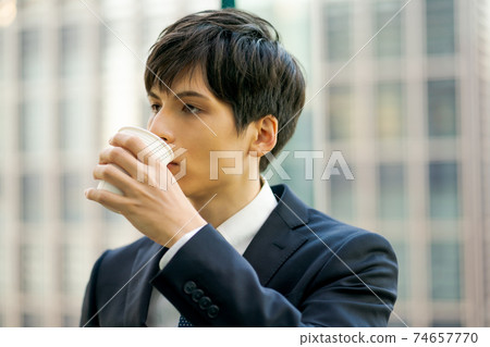 商人喝便利店咖啡 74657770