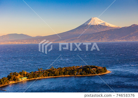 (靜岡縣)從吹大風的大崎市到海上的富士山 (靜岡縣)從吹大風的大崎市到海上的富士山 74658376
