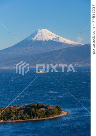 (Shizuoka Prefecture) Mt. Fuji over the sea, a warship sailing off the coast of Osezaki (Shizuoka Prefecture) Mt. Fuji over the sea, a warship sailing off the coast of Osezaki 74658557
