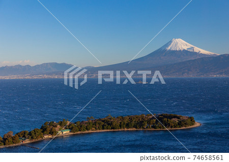 （靜岡縣）海上富士山，一艘在大崎市沿海航行的軍艦 74658561