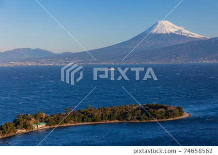 (靜岡縣)海上富士山,一艘在大崎市沿海航行的軍艦 (靜岡縣)海上富士山,一艘在大崎市沿海航行的軍艦 74658562
