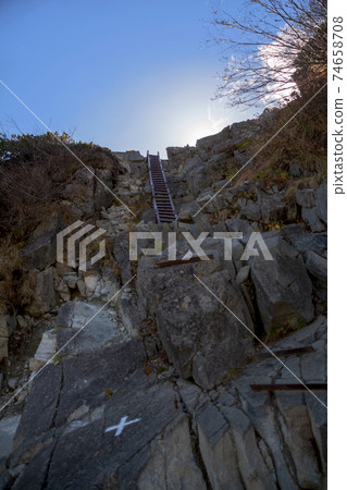 在信州北阿爾卑斯山的喜多aka高山南部陵墓上掛著的鐵梯。 ×白色油漆。梯子。困難的地方。苦惱。救援。困難。穗高山脈。 在信州北阿爾卑斯山的喜多aka高山南部陵墓上掛著的鐵梯。 ×白色油漆。梯子。困難的地方。苦惱。救援。困難。穗高山脈。 74658708
