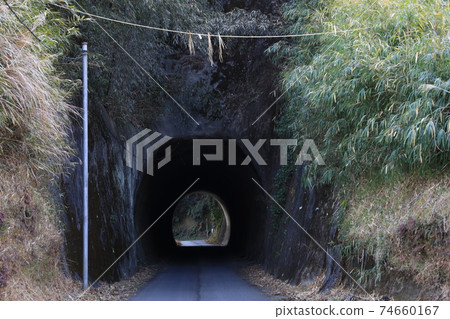 手挖隧道 手挖隧道 74660167