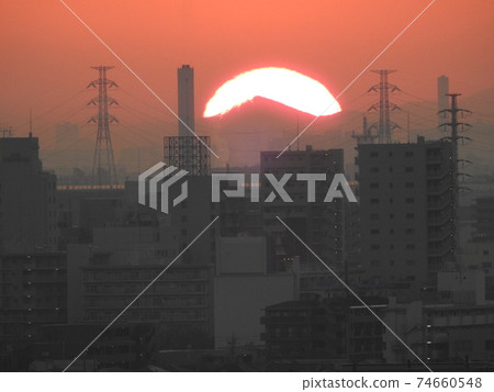 燦爛的紅色太陽落山的風景！ .. .. 74660548