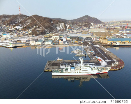 日本海岸警衛隊巡邏艇的鳥瞰圖在冬季停泊在北海道室蘭市室蘭港 日本海岸警衛隊巡邏艇的鳥瞰圖在冬季停泊在北海道室蘭市室蘭港 74660765