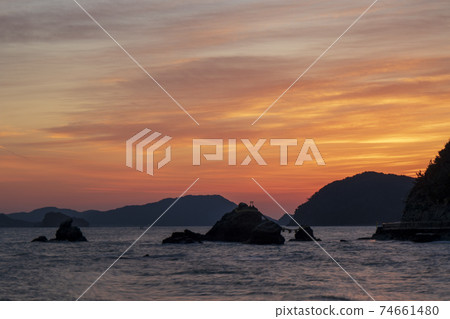 在岩石的Futami夫婦早晨 74661480