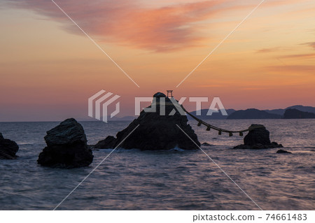 在岩石的Futami夫婦早晨 74661483