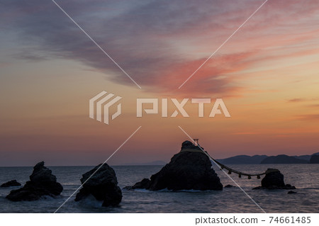 在岩石的Futami夫婦早晨 74661485